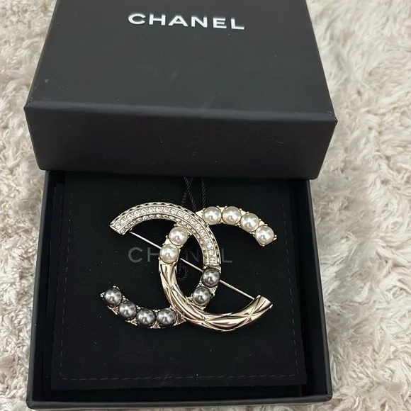 Pearl Crystal Bright Young Thing CC Brooch Gold - Picture 1 of 4